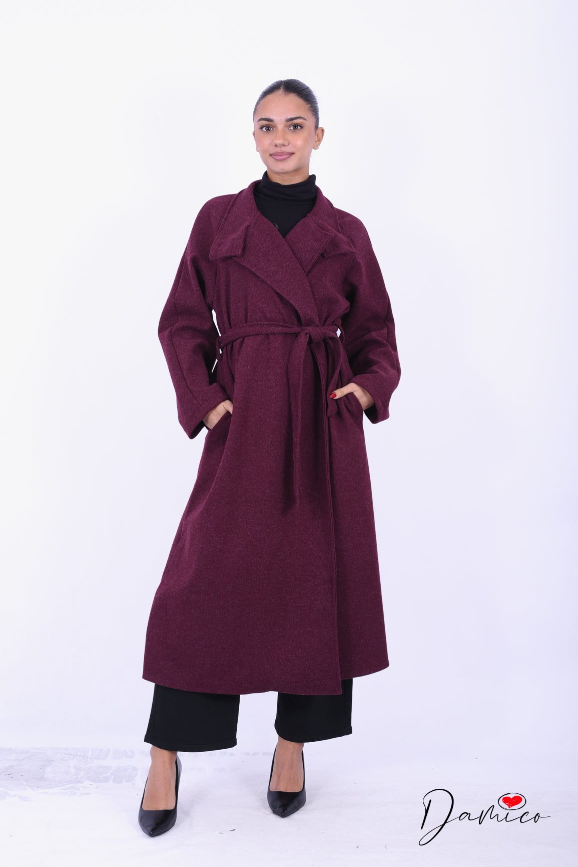 Cappotto lungo collo alto e chiusura asimmetrica