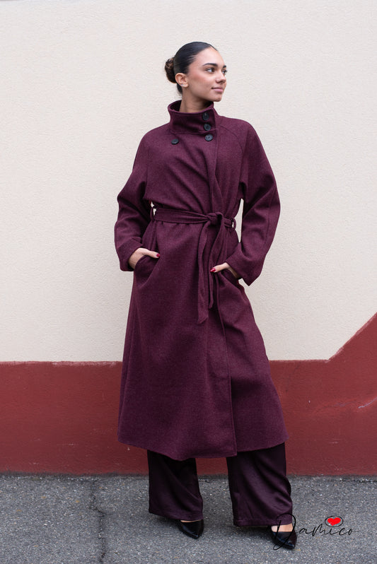 Cappotto lungo collo alto e chiusura asimmetrica