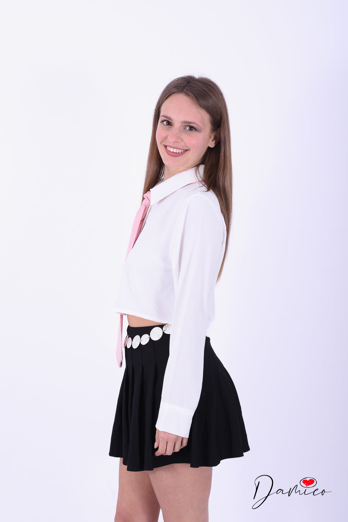 Camicia bianca crop con cravatta