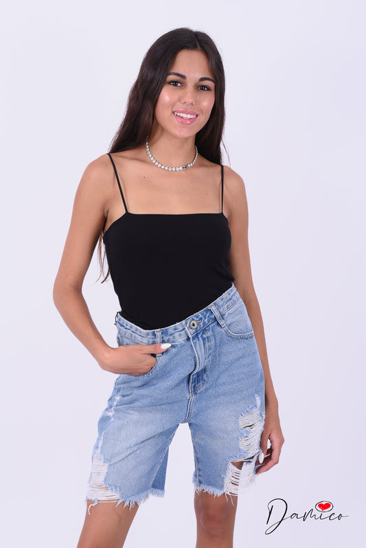 Bermuda di jeans strappato