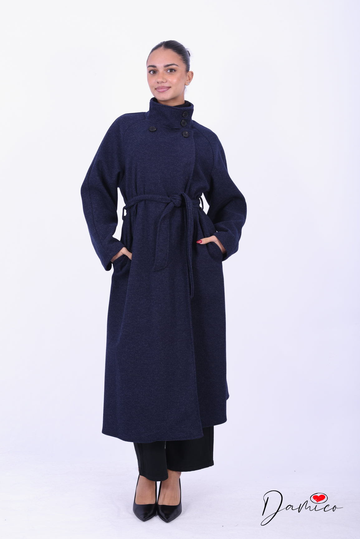 Cappotto lungo collo alto e chiusura asimmetrica