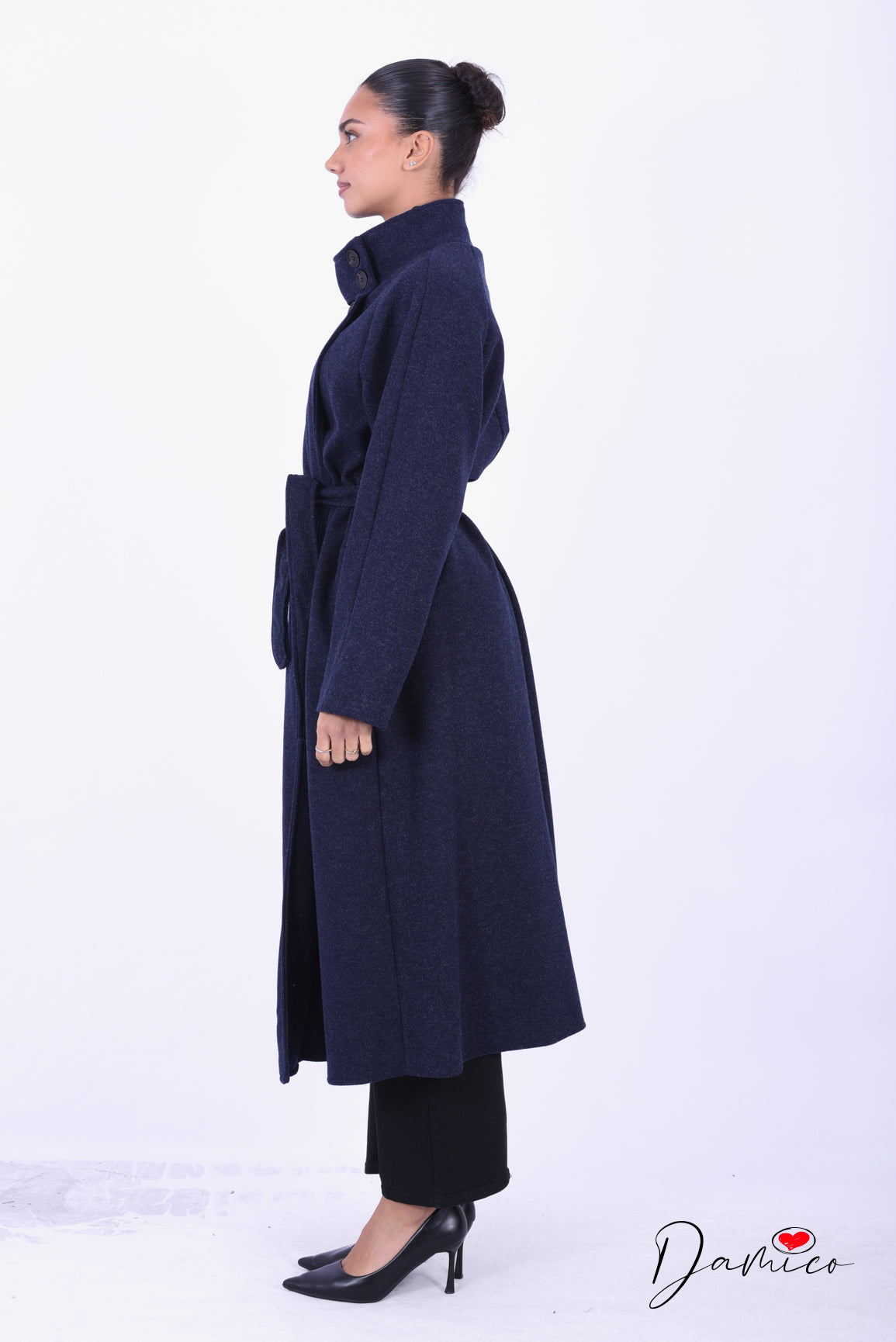 Cappotto lungo collo alto e chiusura asimmetrica