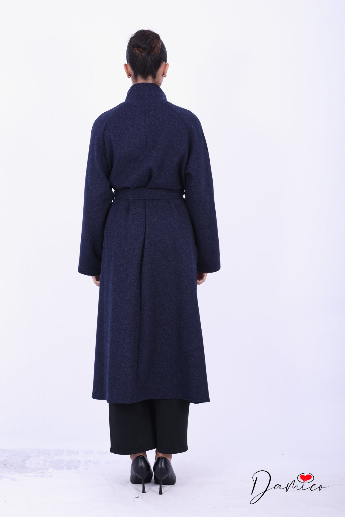 Cappotto lungo collo alto e chiusura asimmetrica