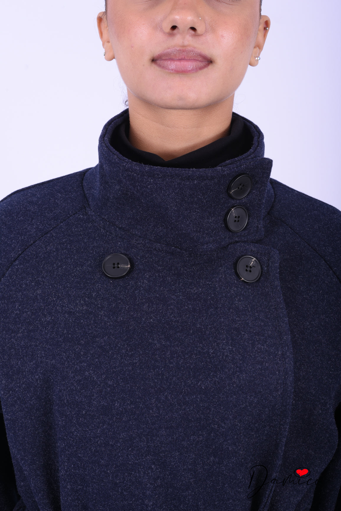Cappotto lungo collo alto e chiusura asimmetrica