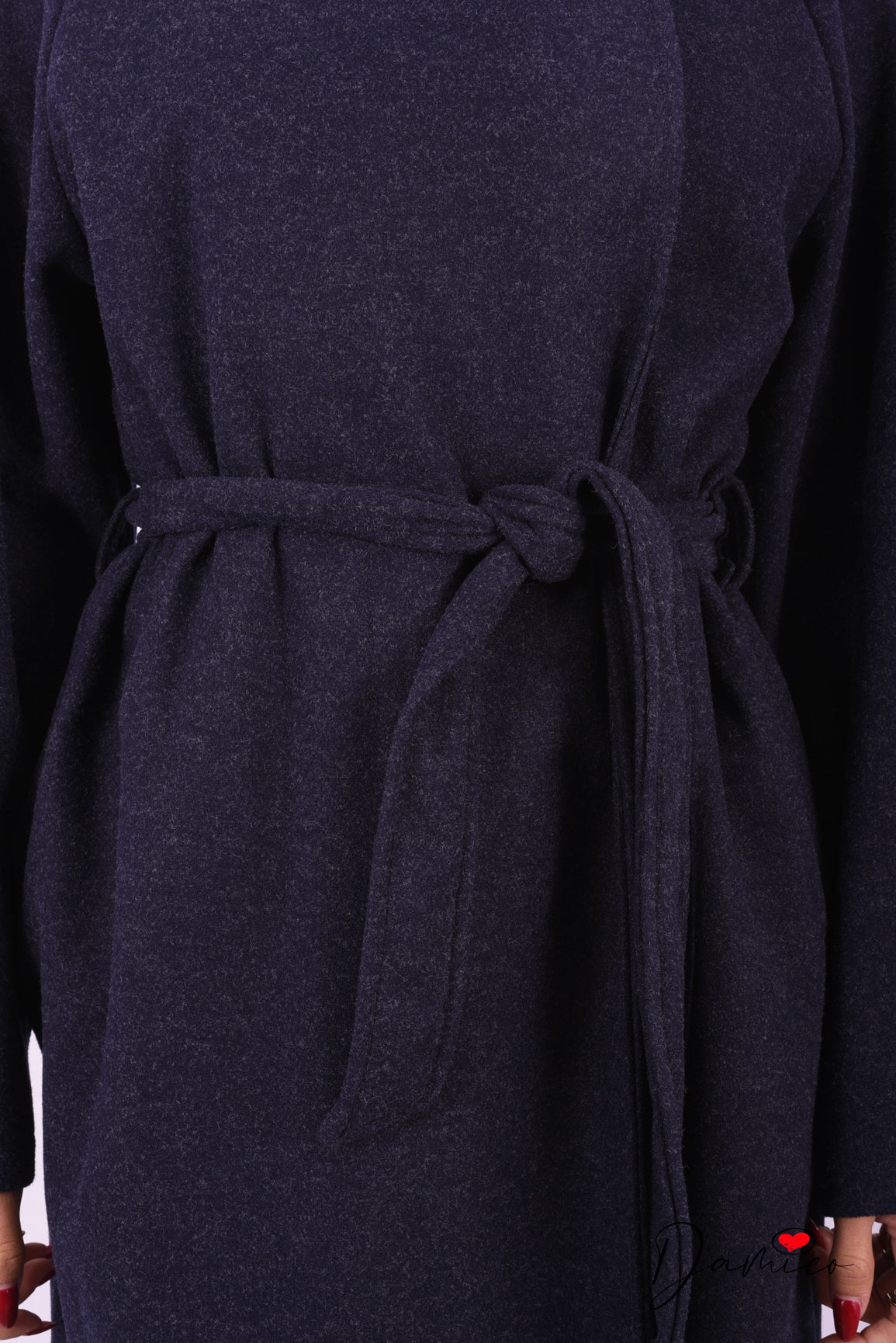 Cappotto lungo collo alto e chiusura asimmetrica