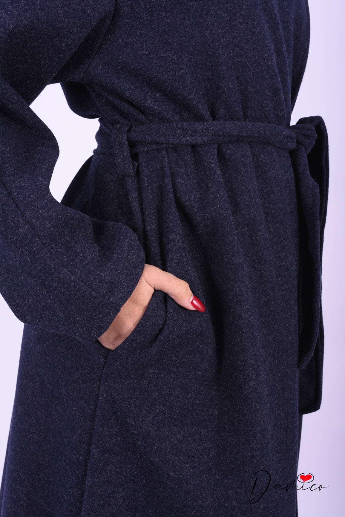 Cappotto lungo collo alto e chiusura asimmetrica