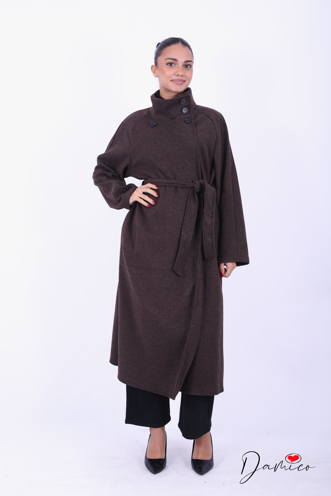 Cappotto lungo collo alto e chiusura asimmetrica