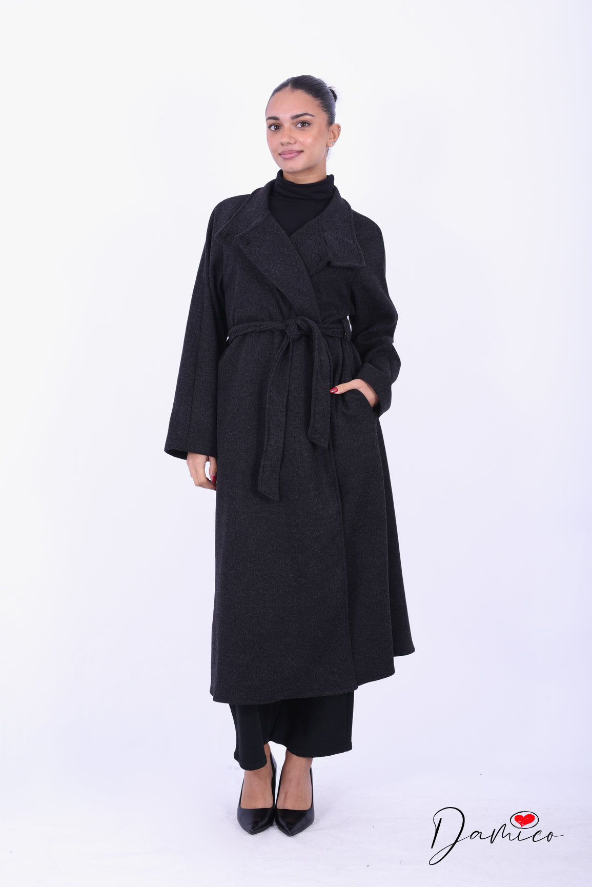 Cappotto lungo collo alto e chiusura asimmetrica