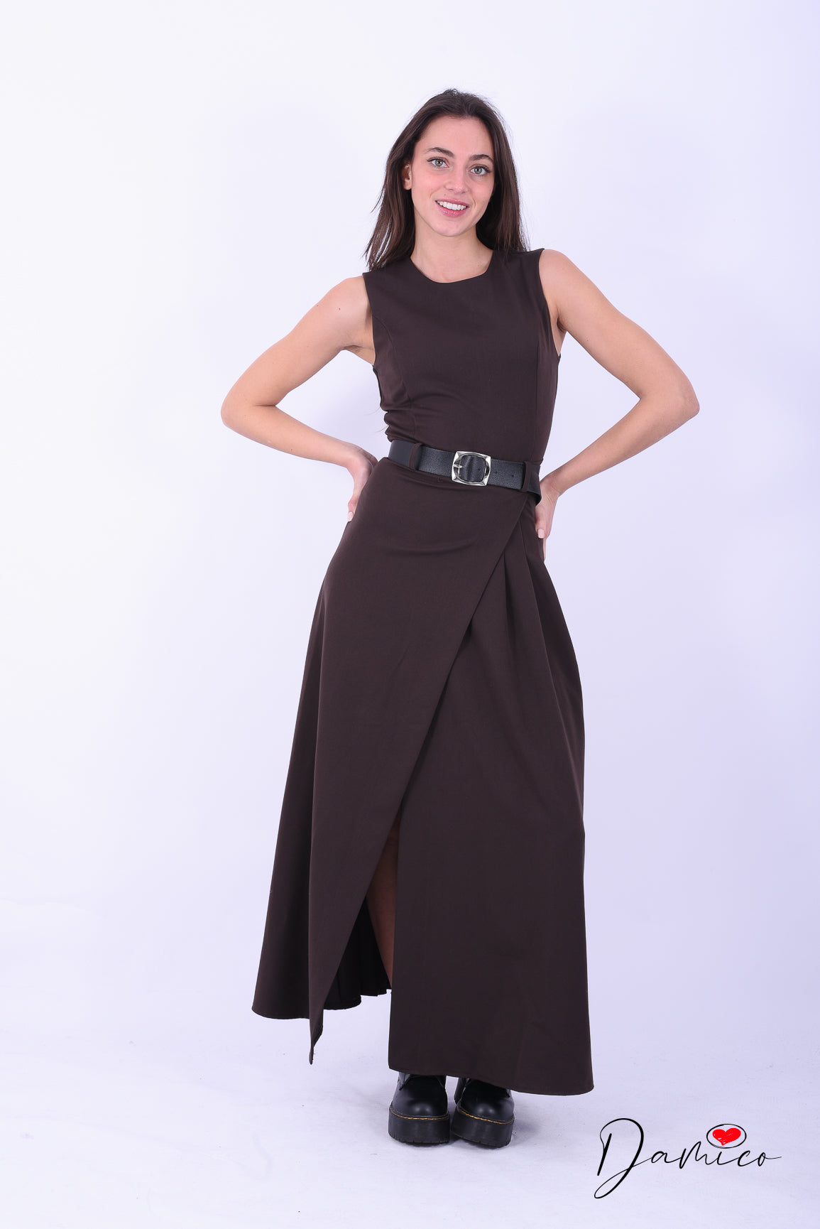 Abito smanicato con spacco