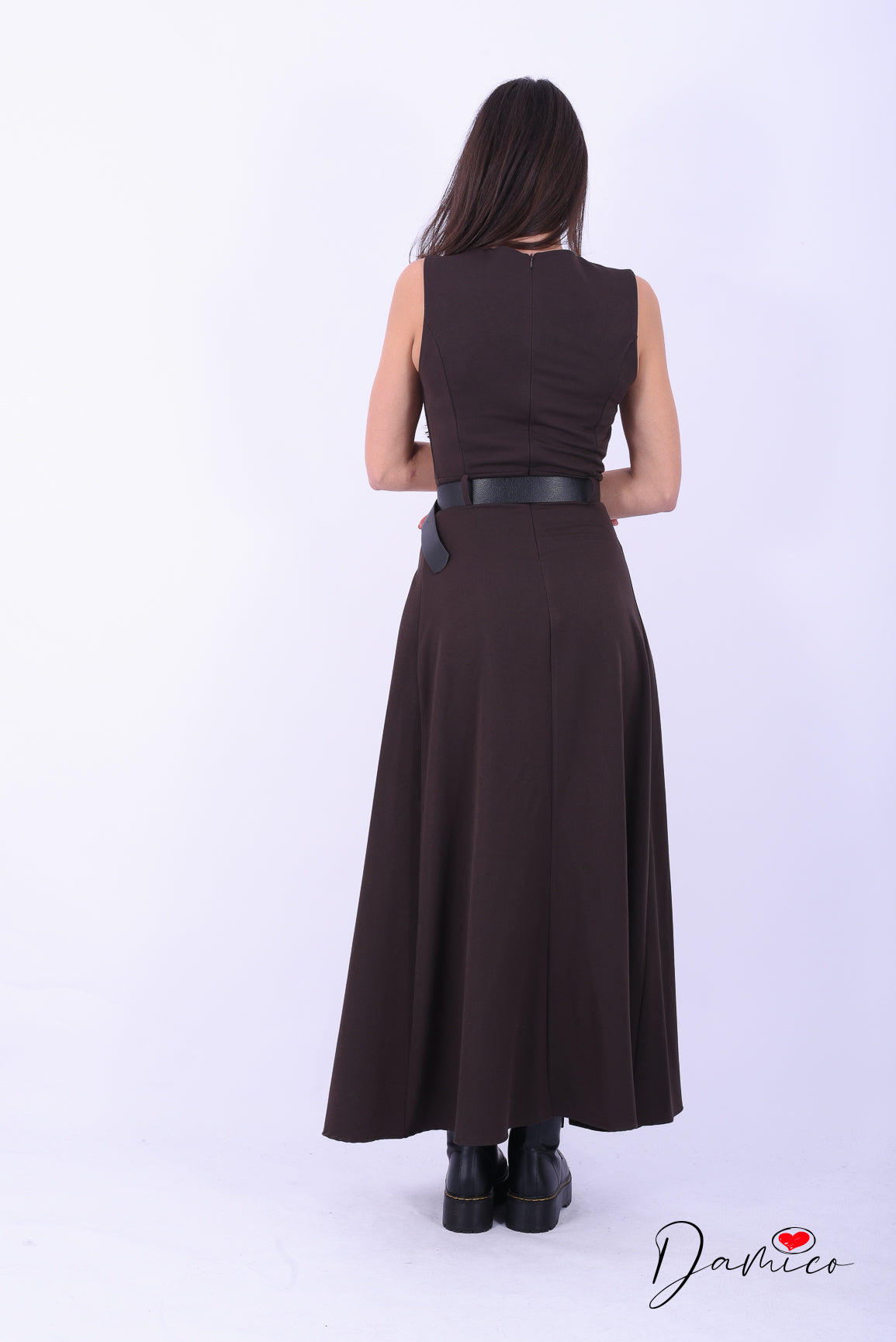 Abito smanicato con spacco