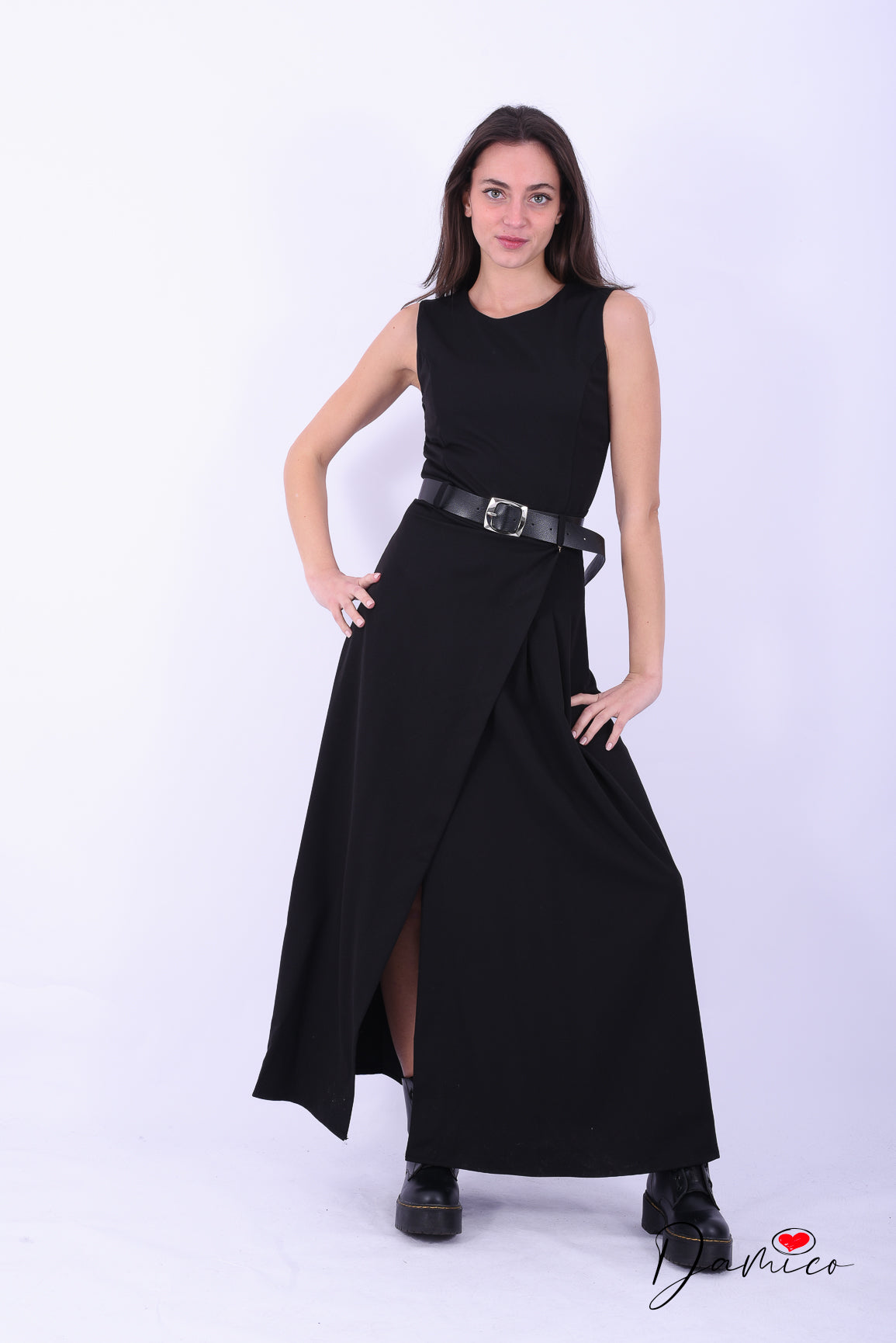 Abito smanicato con spacco