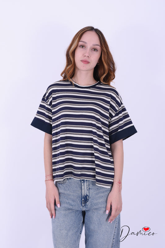 T-shirt over a righe