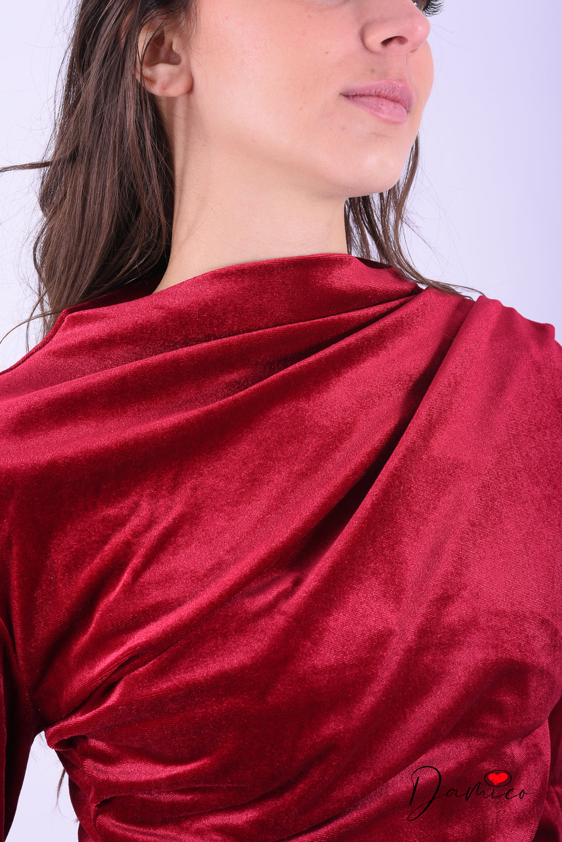 Abito vellutato con drappeggi