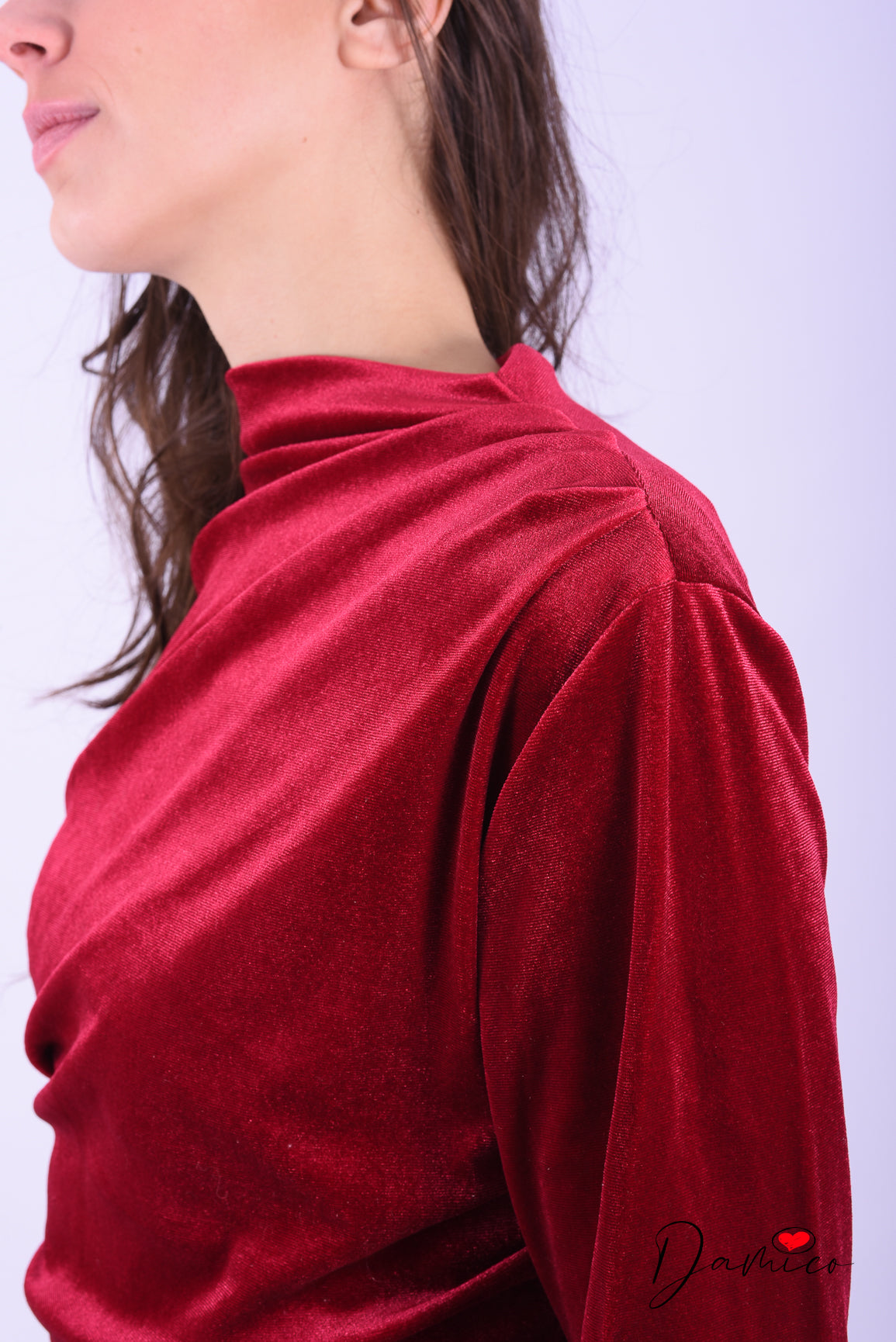 Abito vellutato con drappeggi