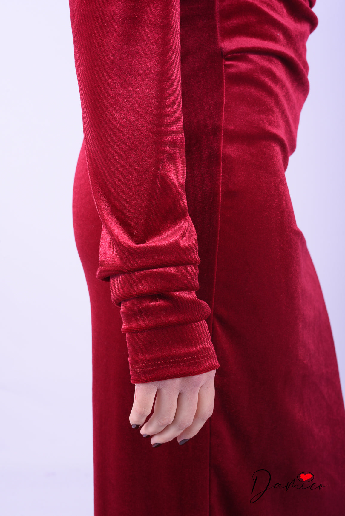 Abito vellutato con drappeggi