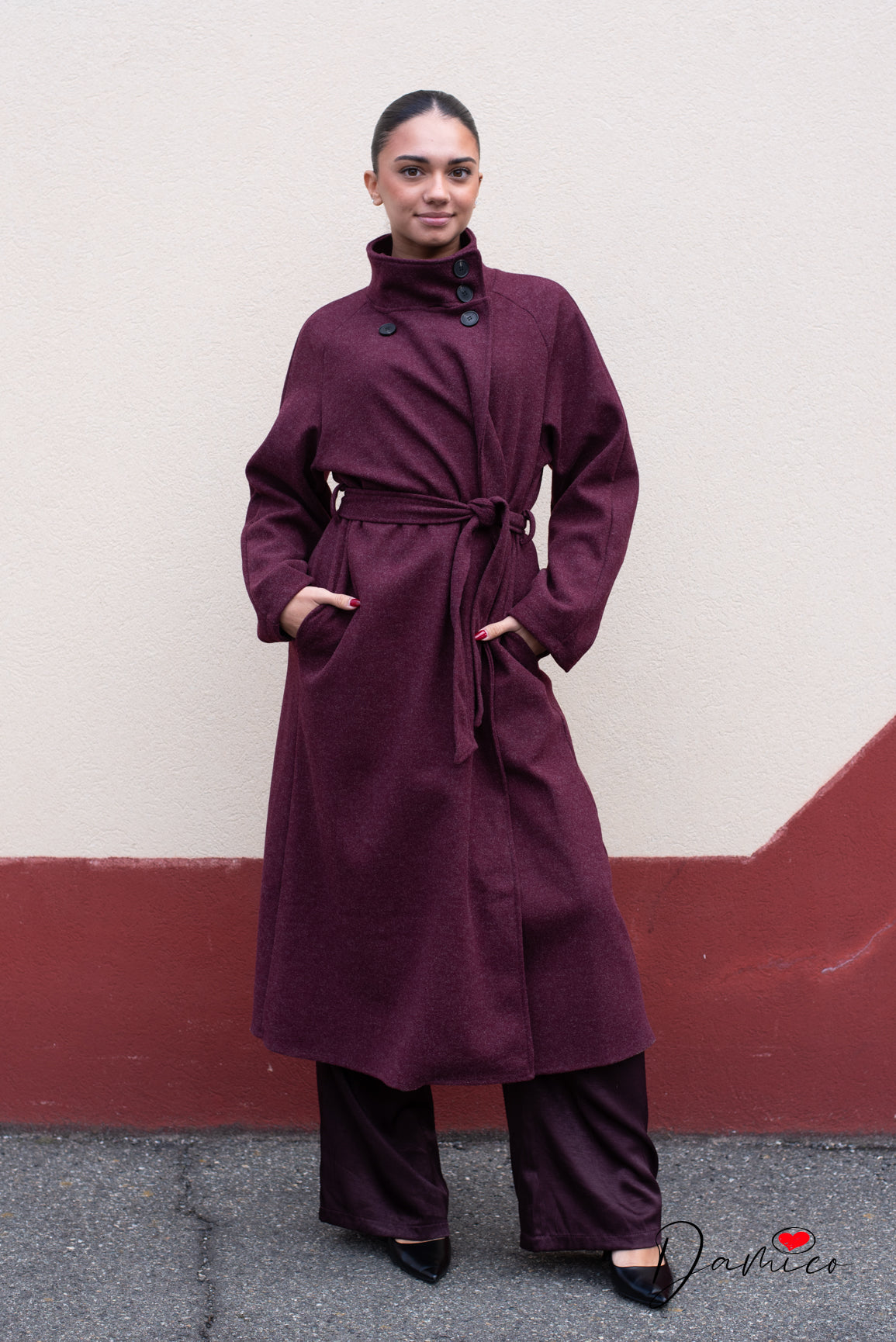 Cappotto lungo collo alto e chiusura asimmetrica