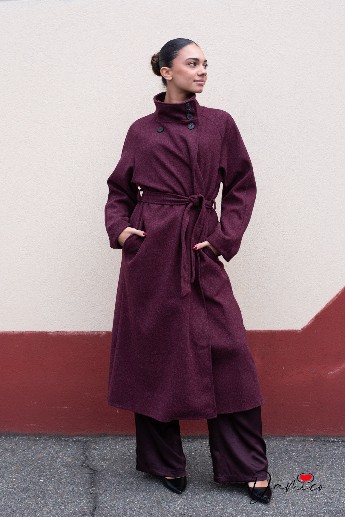 Cappotto lungo collo alto e chiusura asimmetrica