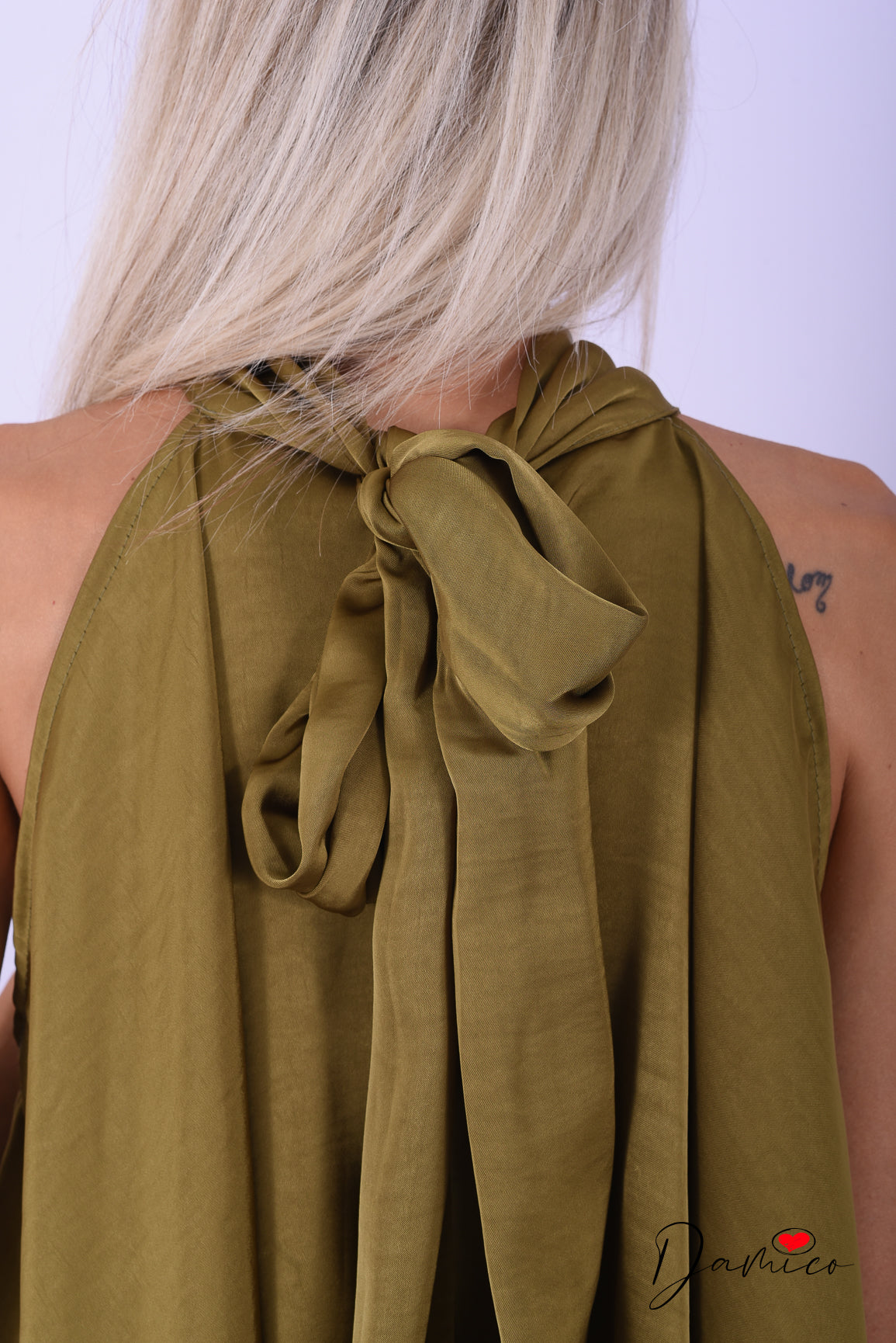 Top asimmetrico halter satin