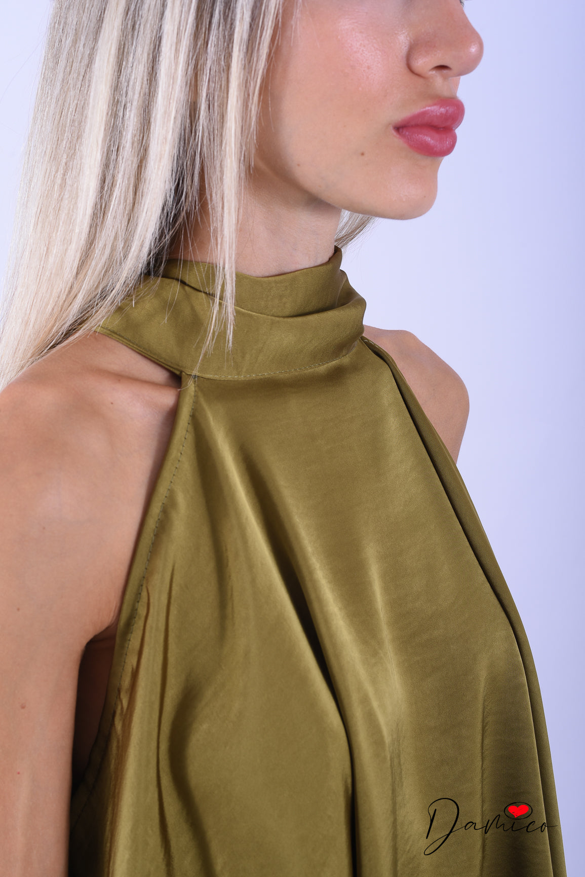 Top asimmetrico halter satin