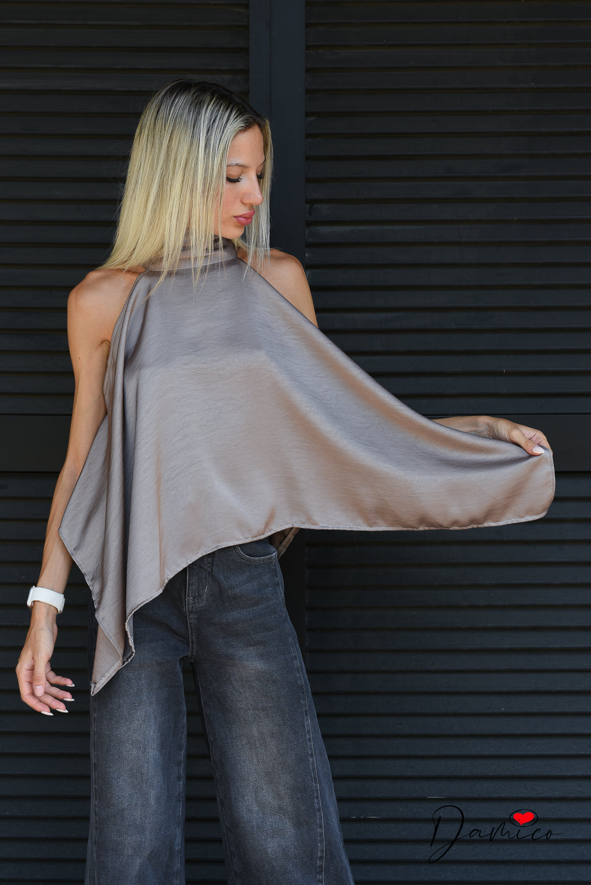 Top asimmetrico halter satin