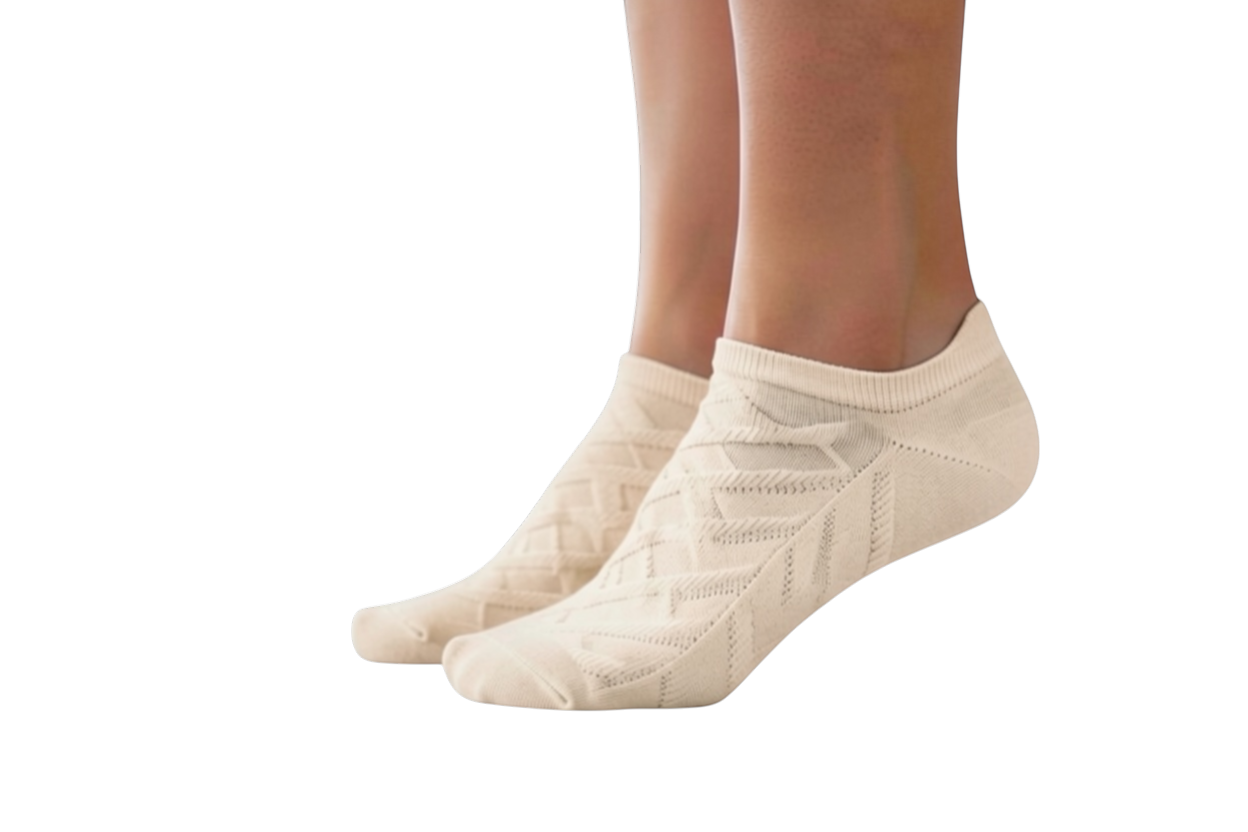 Damico Shop beige cotton ankle socks with a subtle zigzag pattern and a low-cut design.