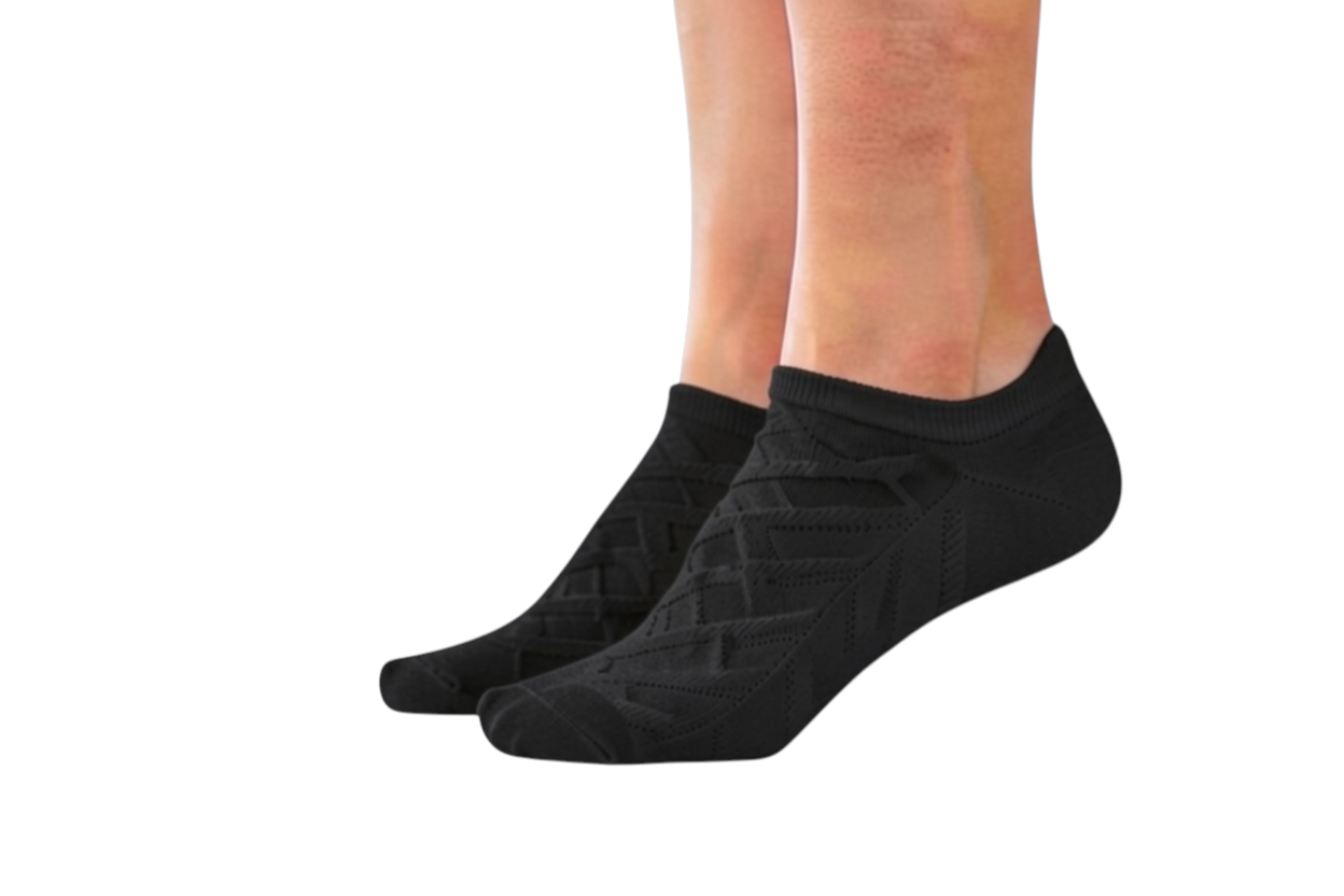 Damico Shop white cotton ankle socks with a subtle zigzag pattern and breathable knit details.