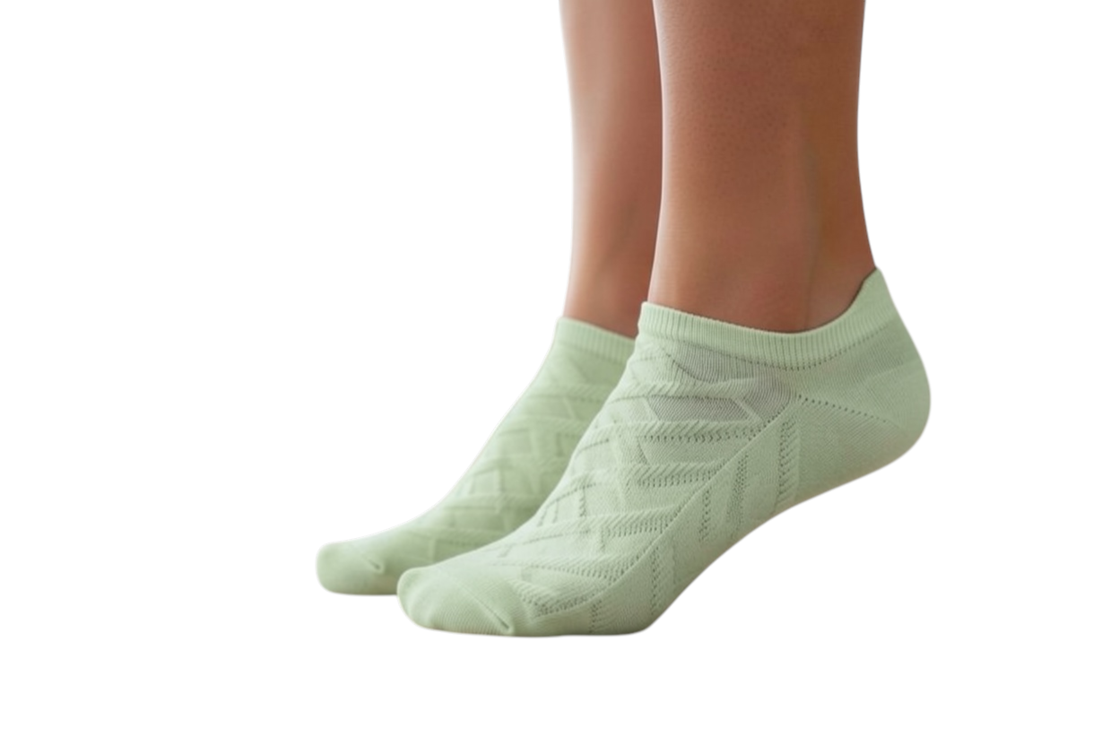 Damico Shop white cotton ankle socks with a subtle zigzag pattern, perfect for everyday wear.