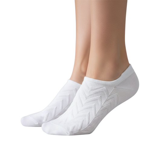 Damico Shop white cotton ankle socks with a subtle zigzag pattern, perfect for everyday wear.